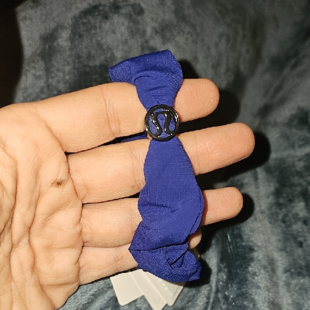 Lululemon Nwts Uplifting Scrunchie *Logo Charm! LARK!! Sold Out!!